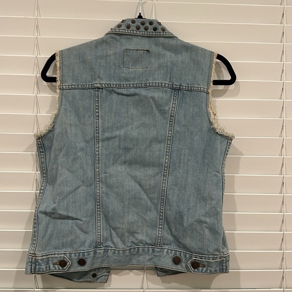 Rock & Republic ✨ Studded Light Wash Distressed Denim Vest Size XS Extra Small - Picture 4 of 4